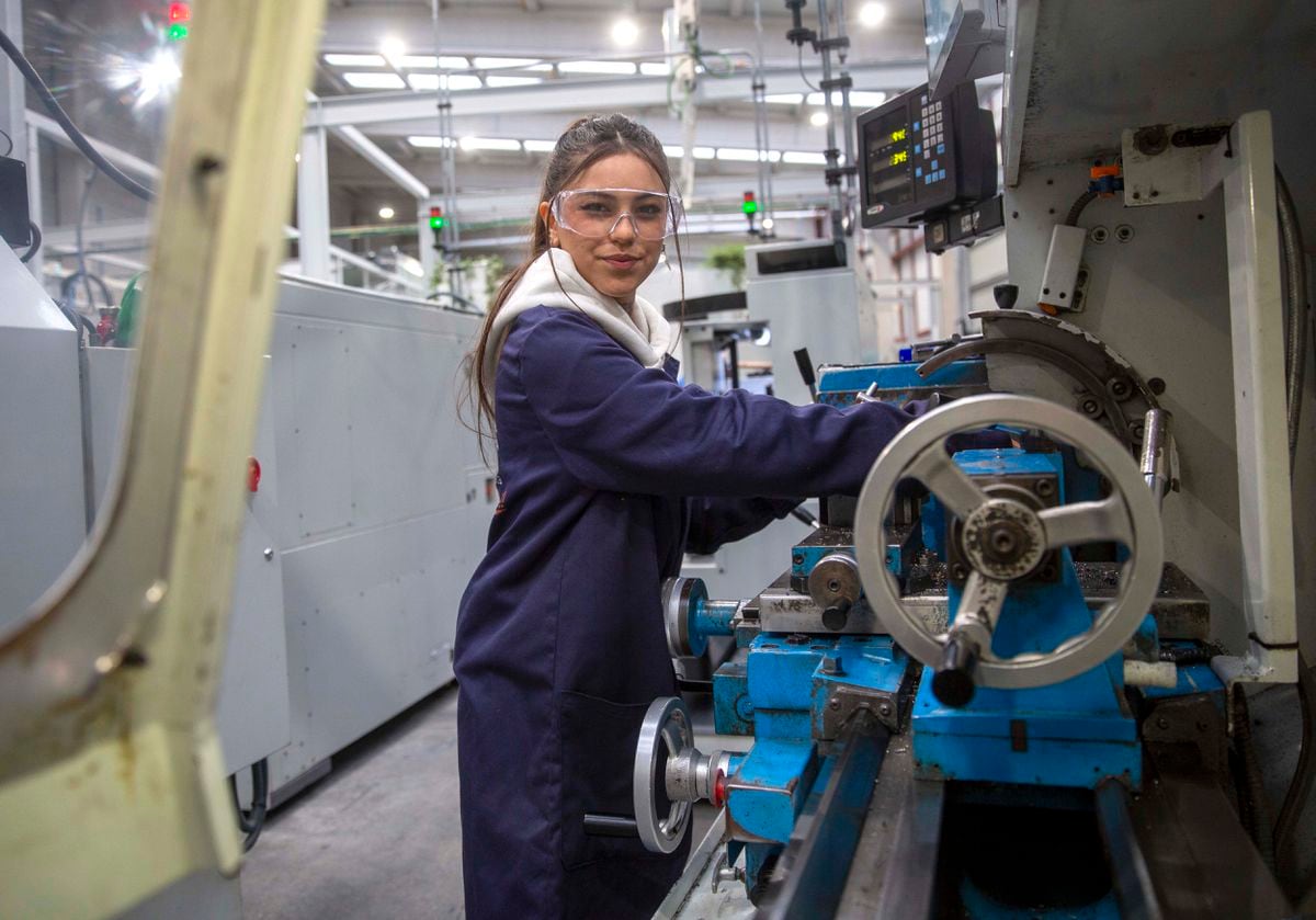 Alumnas en la FP más masculinizada: Denisse iba para ‘esteticién’ y ahora brilla en mecánica industrial | Educación