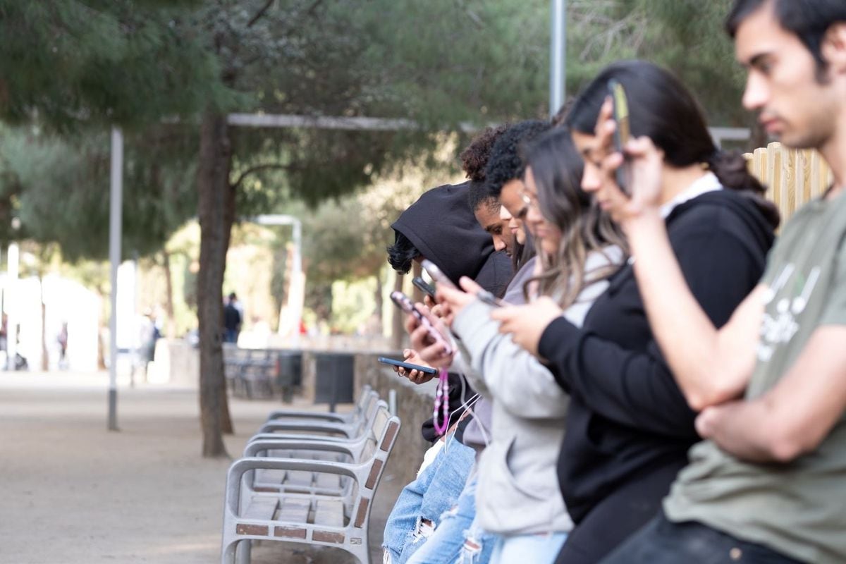 Fad Juventud: Más de la mitad de los jóvenes asegura que usa “demasiado” su móvil | Sociedad