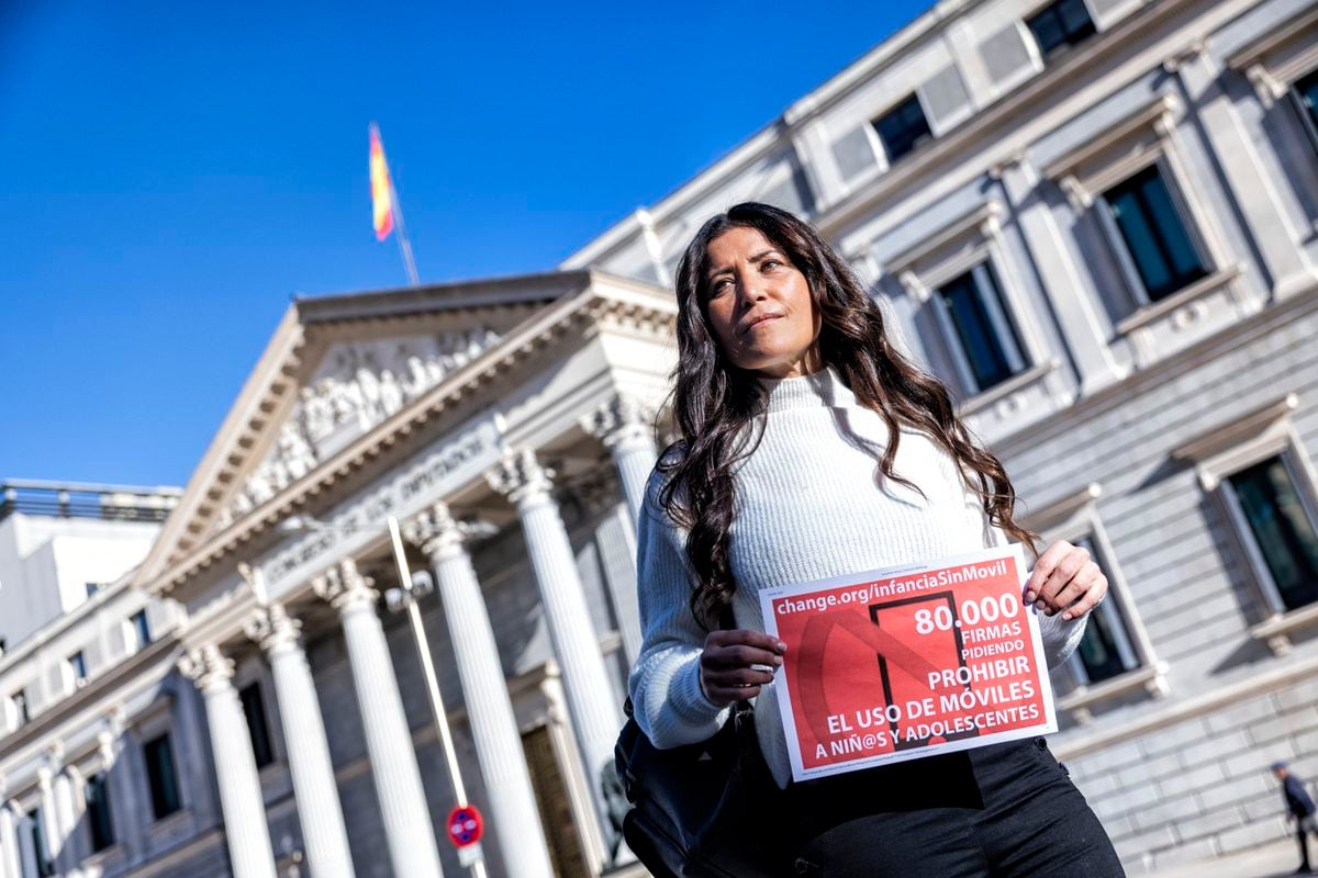 La lucha de dos profesoras por la prohibición total del móvil hasta los 16 años: “La adicción de mi hijo comenzó a los 10, en el cole” | Educación