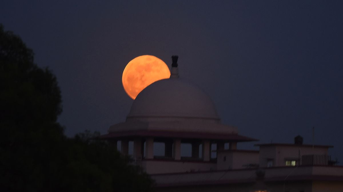 ¿Por qué a veces la Luna se ve grande y naranja? | Las científicas responden | Ciencia