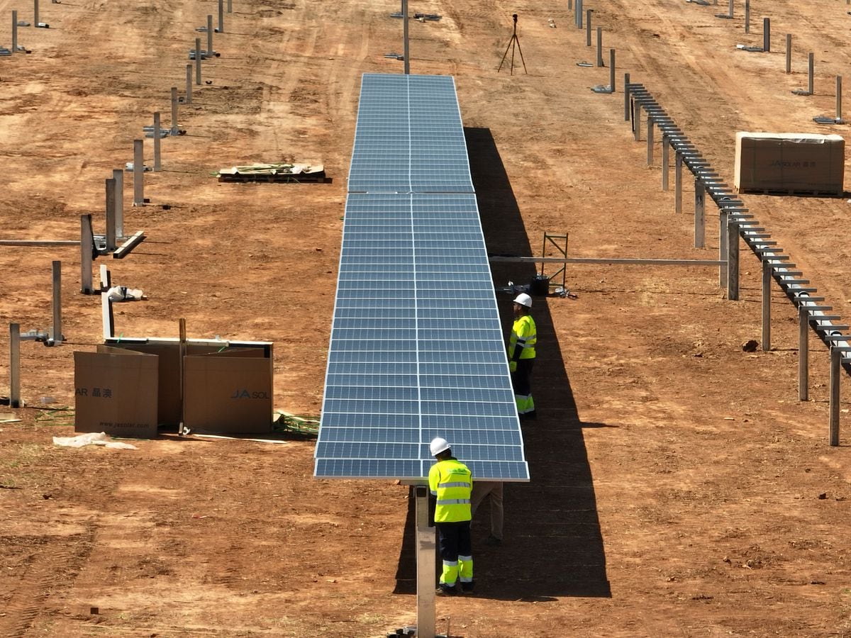 ¿Qué vamos a hacer con los residuos de los molinos y placas solares? Ya es posible reciclar el 86% de un panel fotovoltaico | Clima y Medio Ambiente