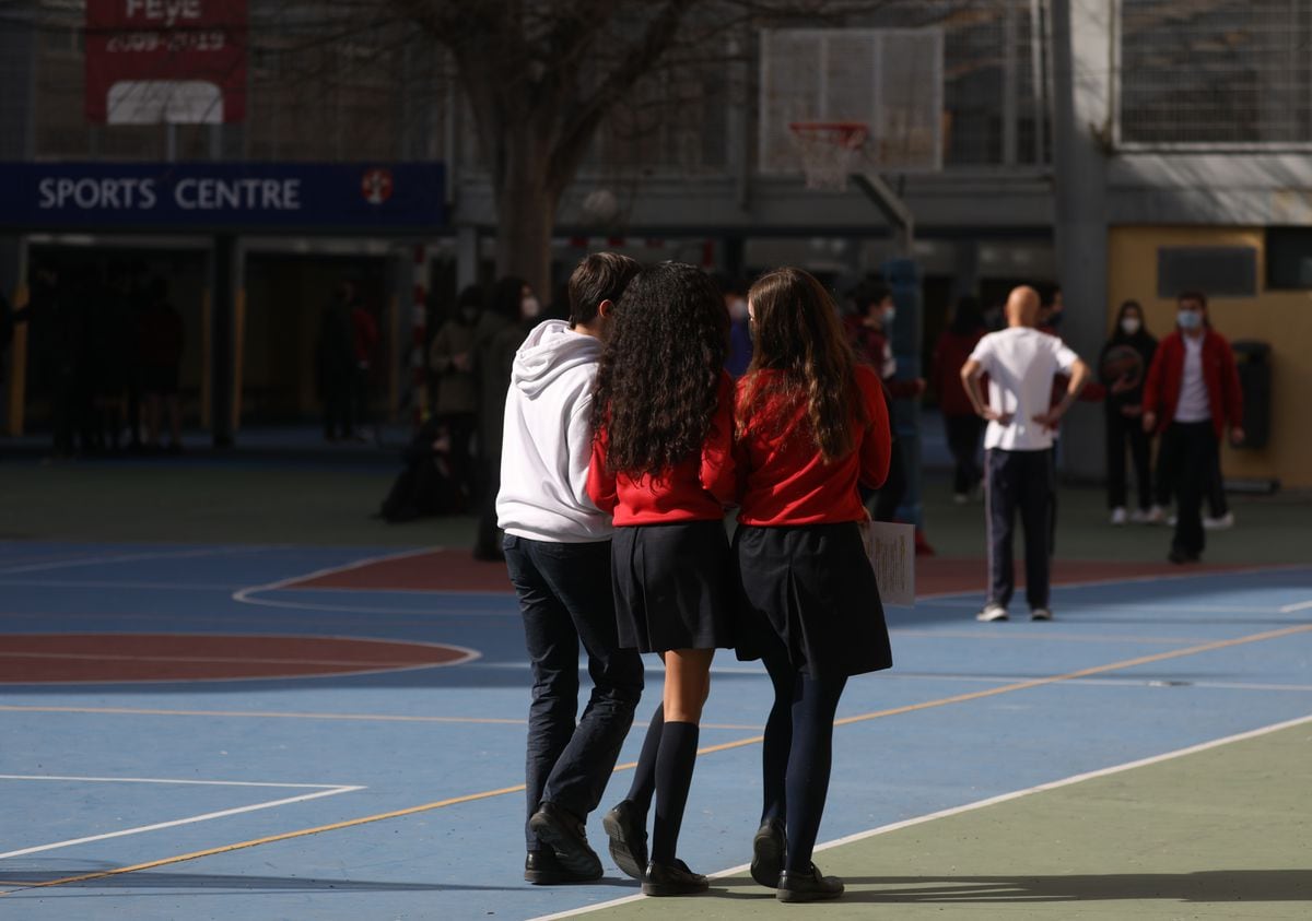 Ellas son más sedentarias desde el instituto: estas son las barreras que encuentran las adolescentes y lo que las lleva a decantarse por pasear | Educación