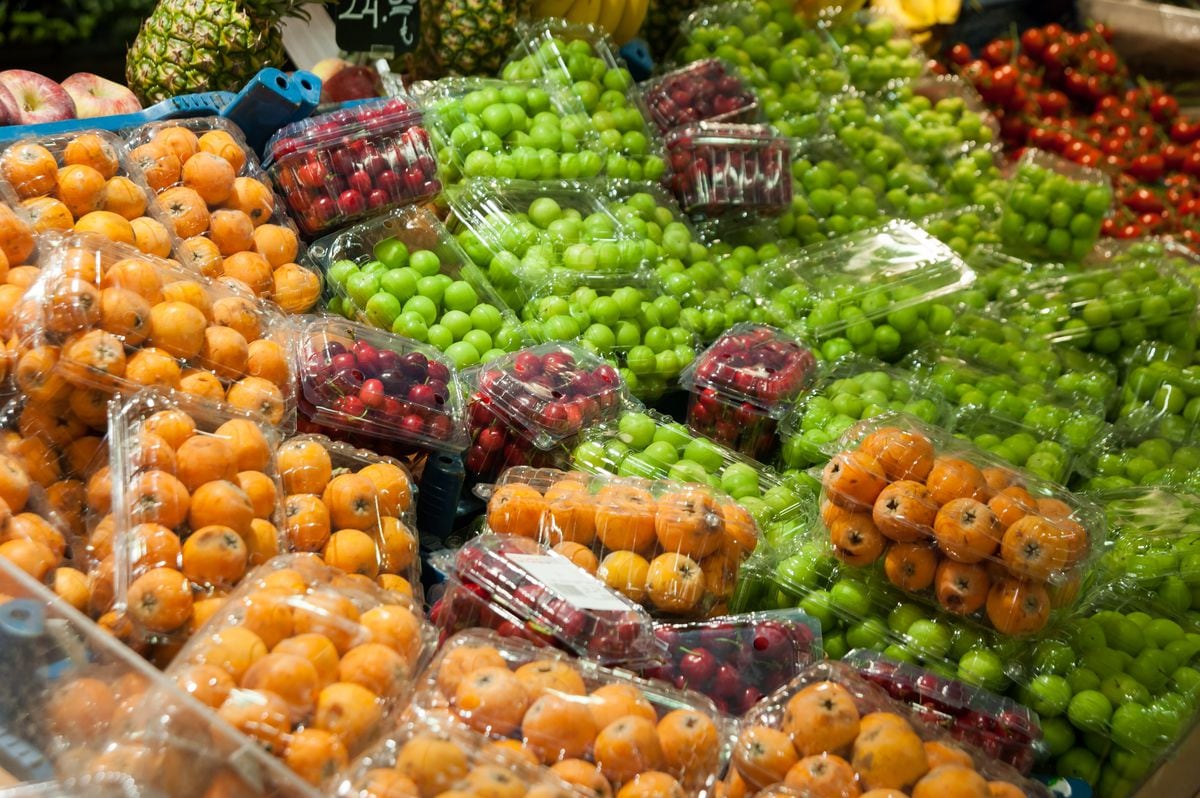 La UE da un paso para reducir los embalajes y acabar con envases individuales de salsas o champús | Clima y Medio Ambiente