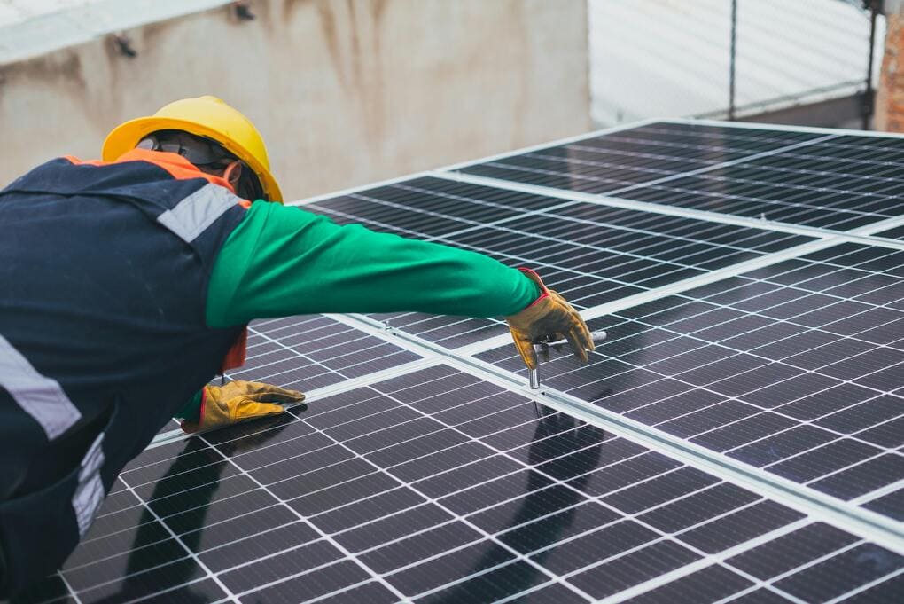 Cómo reducir tu factura de electricidad con paneles solares en casa